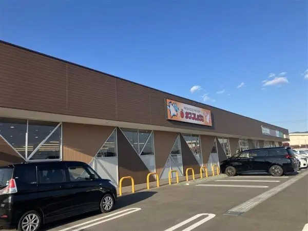 徒歩5分
狛田駅前にスーパーがございます。
広い駐車場も完備されており利用しやすいですね。