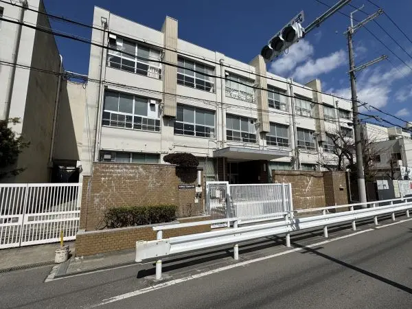 徒歩4分。6年間毎日通うのに、負担が少ない距離です。