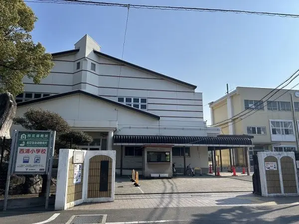 西浦小学校まで徒歩１８分（約１３９０ｍ）