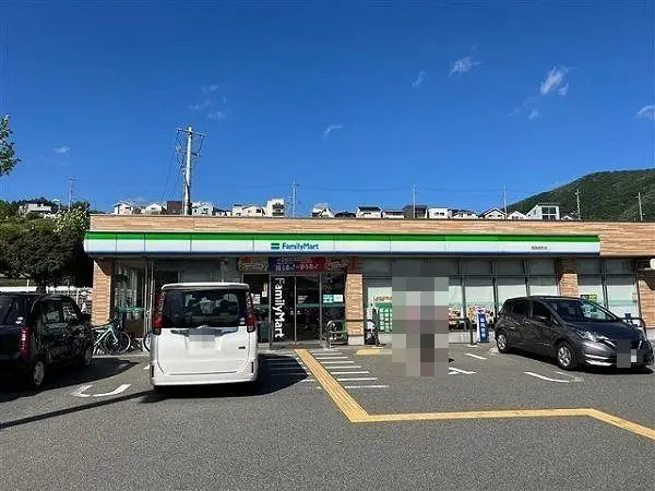 イートインスペースが設けられた店舗です。駐車場があり、お車でお出かけの際にも立ち寄ることができます