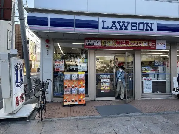ローソン近鉄八木駅前店まで徒歩８分です。徒歩でも十分にアクセスしていただける距離となっております。
