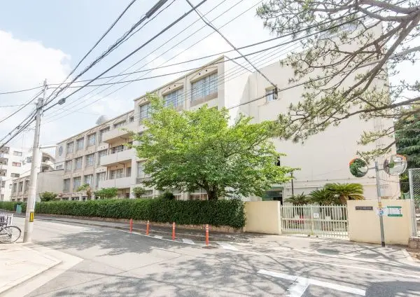 神戸市立御影中学校までは徒歩６分です。