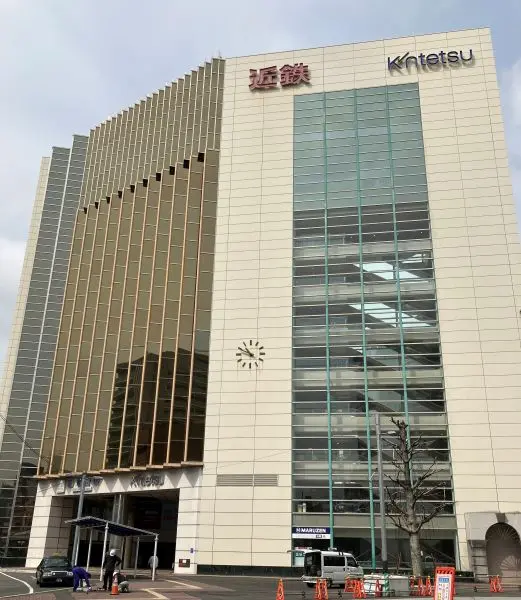 徒歩1分。衣料品、化粧品、おもちゃ、食品などが販売されている百貨店です。