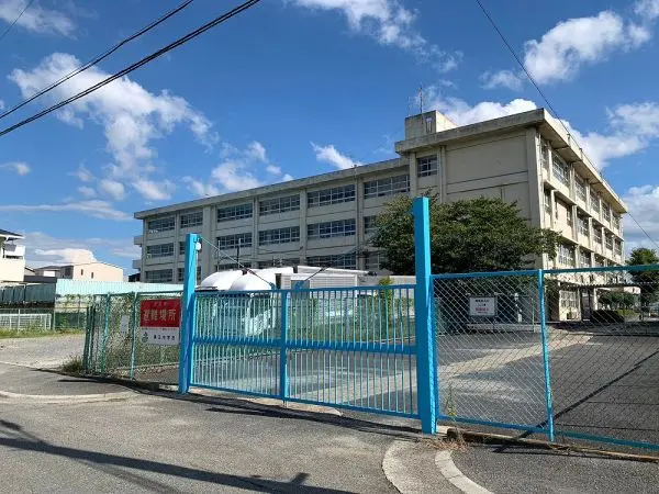 市立第五中学校：徒歩10分（約790m）