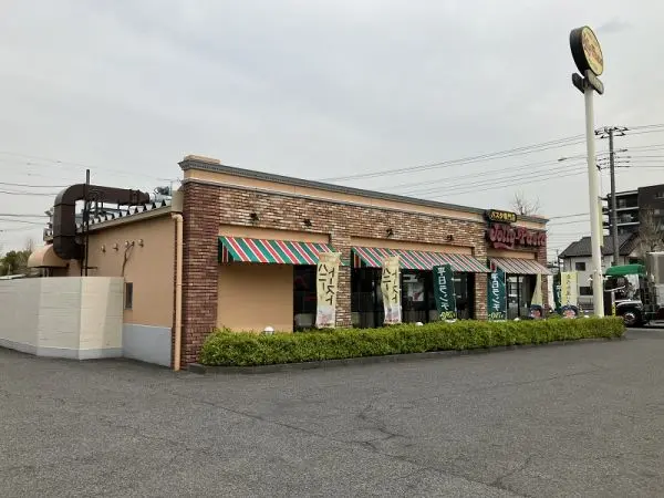 徒歩8分。営業時間は月～金11:00～24:00、土日祝10:00～24:00。
