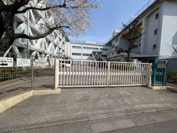 徒歩20分。目標は≪学習の成果や自分の考えをよりよく伝わるように表現・発信することができる生徒≫