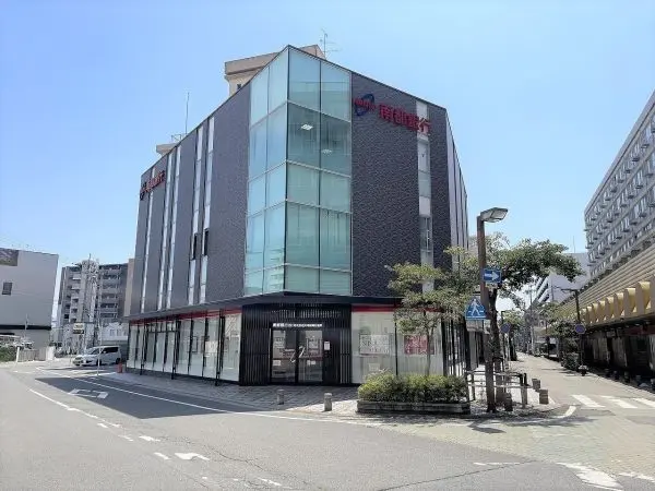 南都銀行西大寺駅南出張所まで徒歩２分です。徒歩１０分圏内に他銀行も複数ある立地となっております。