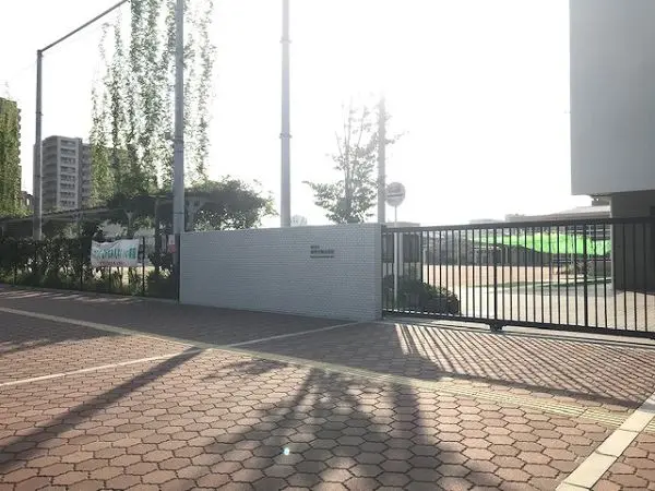 徒歩５分。