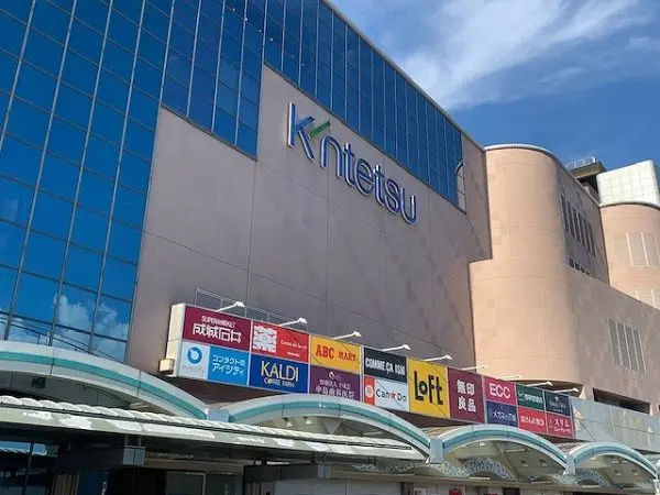 近鉄百貨店生駒店まで徒歩１０分です。駅直結でアクセスしていただきやすく、日常のお買い物に助かります。