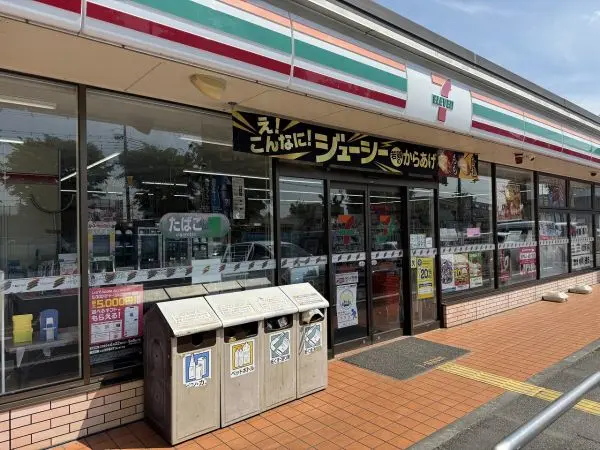 徒歩5分。24時間営業。買い忘れがあった際、気軽に行くことができる距離です。