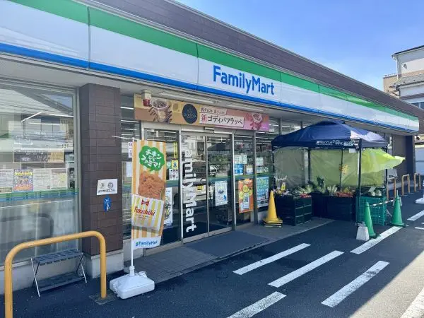 徒歩4分。24時間営業。買い出しや、飲み物だけサッと買いたいときなどに気軽に立ち寄れる距離です。