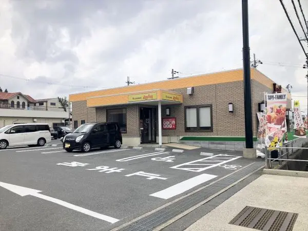 ジョイフル奈良七条店まで徒歩２分です。その他、徒歩５分圏内に総合病院・西の京病院がある住環境です。