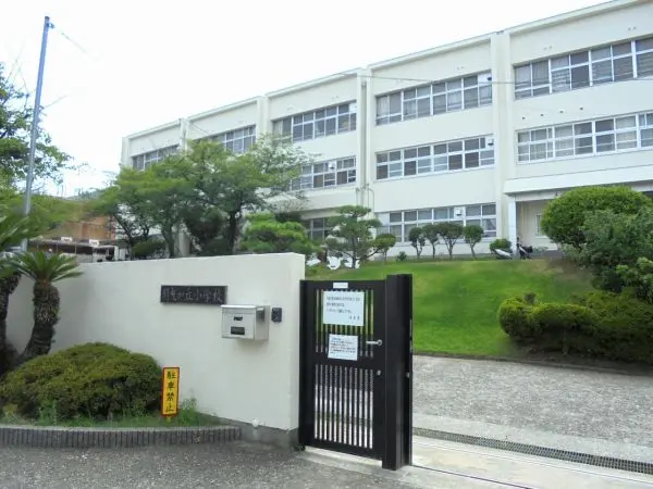 羽曳が丘小学校まで徒歩８分（約６４０ｍ）