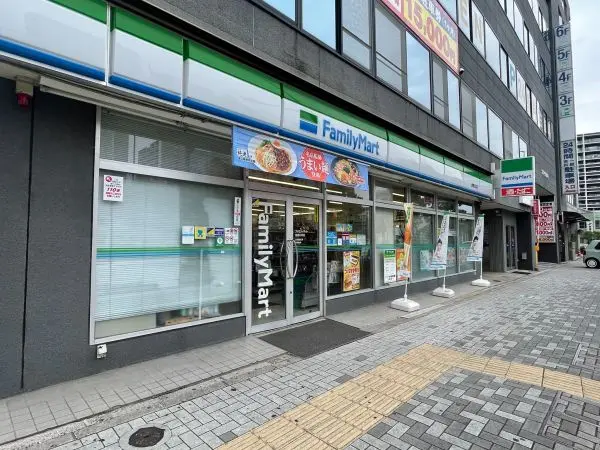 ファミリーマート豊橋石塚店まで約300m 徒歩4分。気軽に立ち寄れる距離にあります。