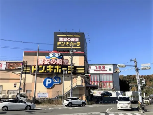 食品、化粧品、日用雑貨などさまざまな商品が取り扱われています。定休日なし