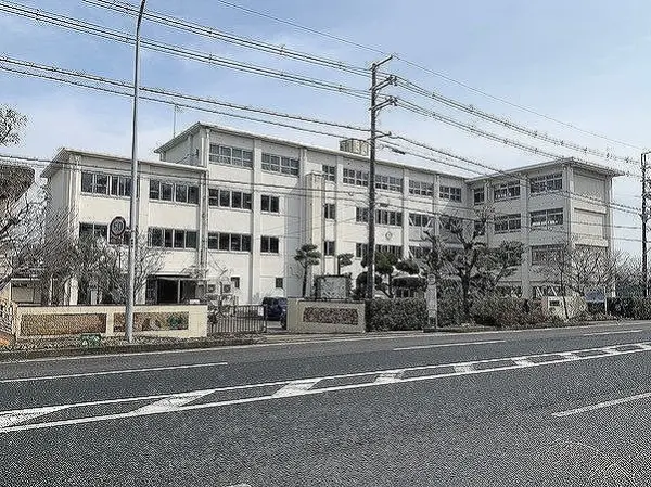 富雄小学校まで徒歩２０分です。
毎日のお子さまの通学も元気に通っていただける距離となっております。
