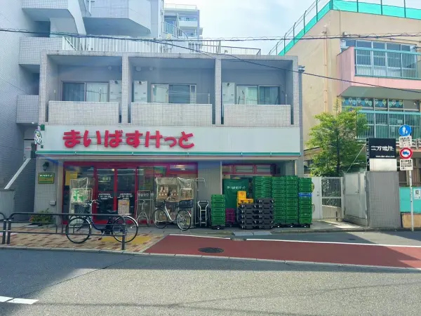徒歩2分。営業時間は7:00～24:00。イオングループの小型スーパーマーケットです。