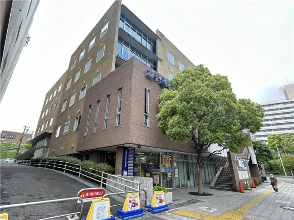 徒歩12分。
医薬品、日用品、酒類などが取り扱われています。