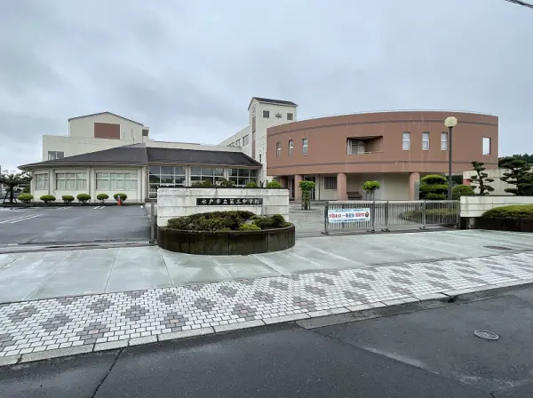 お友達と会話を楽しみながら通学できそうな距離です。