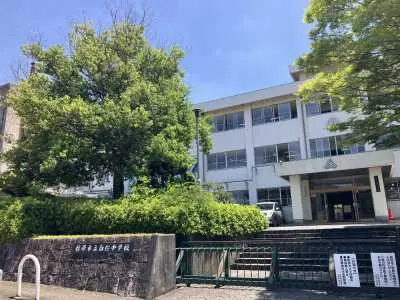白橿中学校まで徒歩3分です。
毎日のお子さまの通学もしていただきやすい距離となっております。