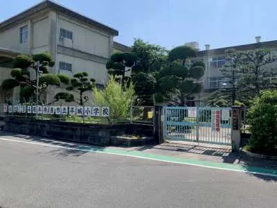 平城小学校まで徒歩3分です。
毎日のお子さまの通学もしていただきやすい距離となっております。