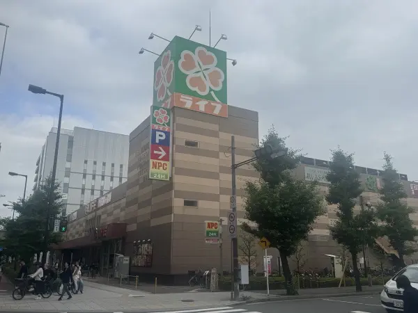徒歩6分。生鮮食品のほか、手作りパン、書籍、医薬品、衣料品なども販売されています。