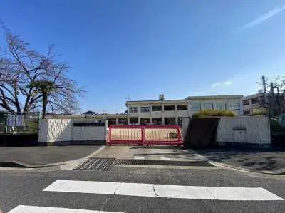 真菅幼稚園まで徒歩7分です。
毎日のお子さまの送り迎えもしていただきやすい距離となっております。