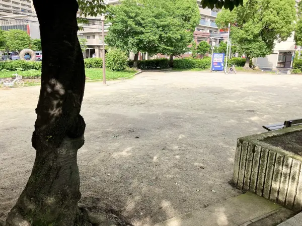 徒歩5分。木々が豊富に植えられた緑豊かな公園で、お散歩などにも活用できます
