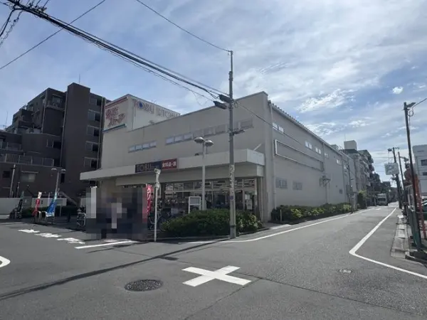 徒歩3分。食料品・日用品・酒・タバコなどの取り扱いがあるスーパーです。