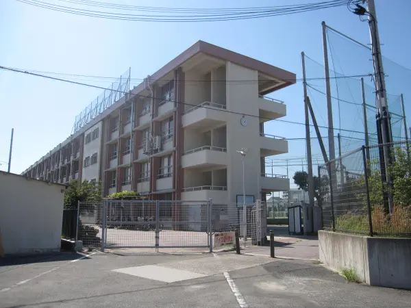 中学校まで徒歩9分の立地です。
