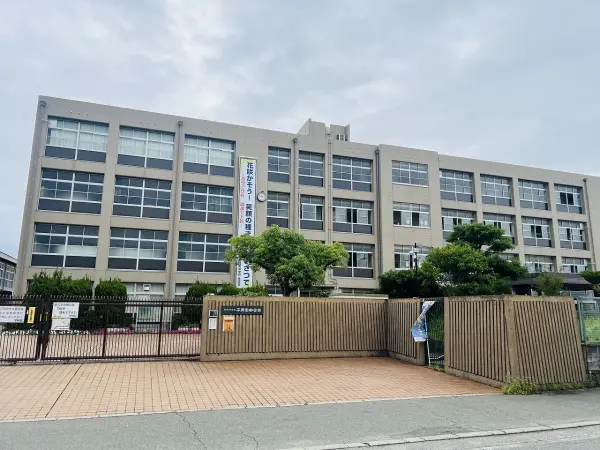 平岡南中学校までは徒歩約１０分です。毎日のお子様の通学もしていただきやすい距離となっております。