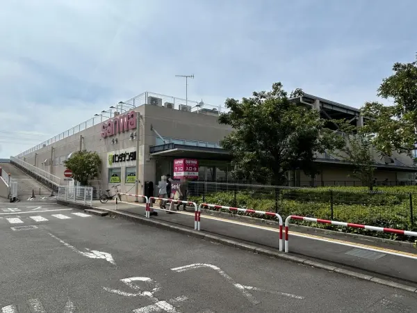 スーパーです。徒歩5分。