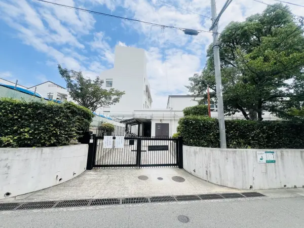 本山南中学校までは徒歩約２２分です。毎日の通学も元気に通っていただける距離となっております。