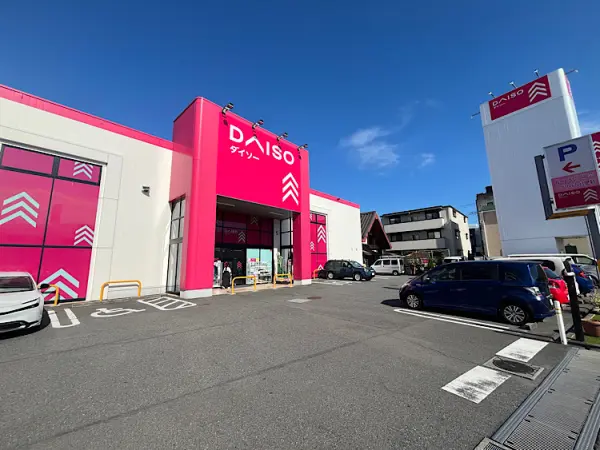 徒歩4分／営業時間：9時～21時。1・2階があるので品ぞろえも豊富。約20台の駐車スペース有。