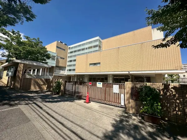岩園小学校までは徒歩約１０分です。毎日のお子様の通学もしていただきやすい距離となっております。