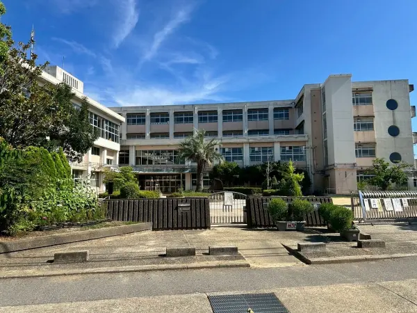 和坂小学校までは徒歩約７分です。毎日のお子様の通学もしていただきやすい距離となっております。