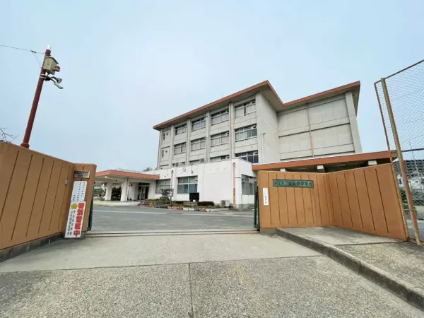 富雄南中学校まで徒歩8分です。
毎日のお子さまの通学もしていただきやすい距離となっております。