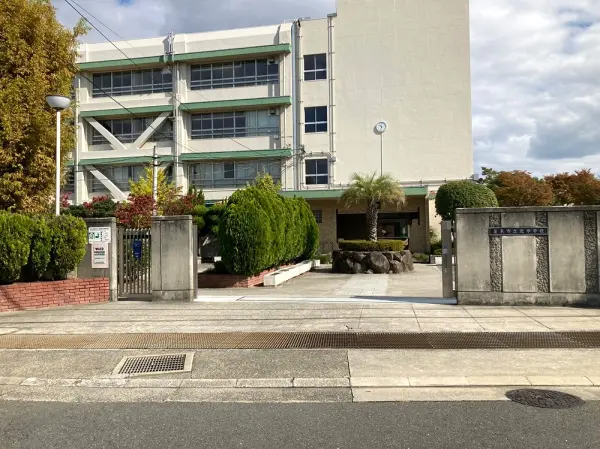 市立北中学校：徒歩22分（約1740m）
