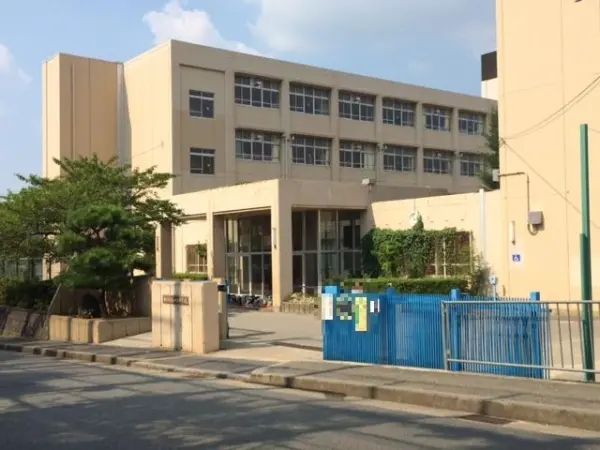 桜が丘中学校まで徒歩約11分