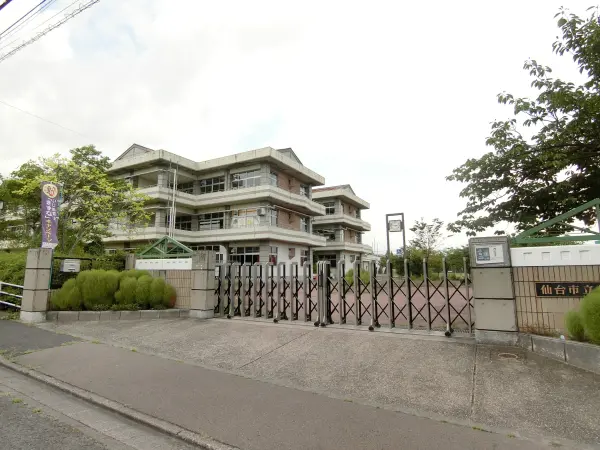 学校教育目標　自ら学び、社会の変化にしなやかに対応できる生徒の育成
