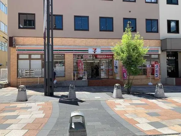 セブンイレブン奈良三条町店まで徒歩3分です。
急を要するお買い物の際も助かる距離となっております。