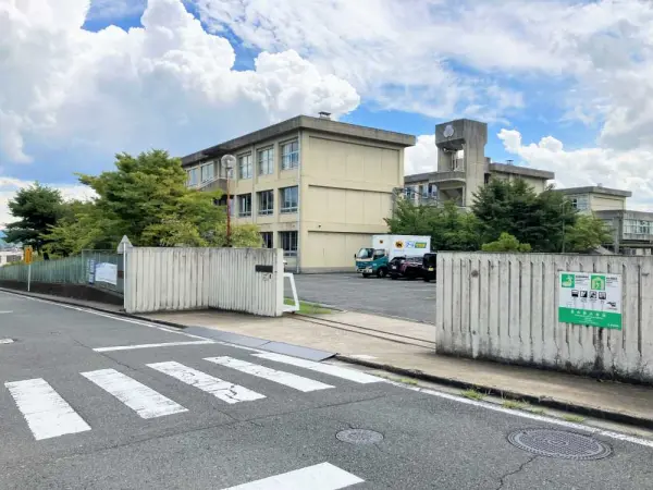 高の原小学校まで徒歩4分です。
毎日のお子さまの通学もしていただきやすい距離となっております。
