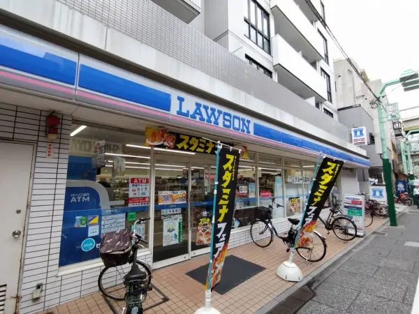 徒歩10分。ATM、マルチコピー機有。24時間営業です。