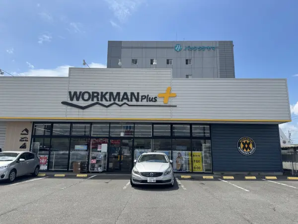 徒歩7分。作業用品や作業着、レインウェアなどの取り扱いがあります。クレジットカード利用可能。