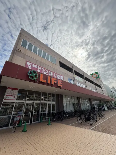 ライフ春日野道店までは徒歩約6分です。徒歩でも十分アクセスしていただける距離となっております。