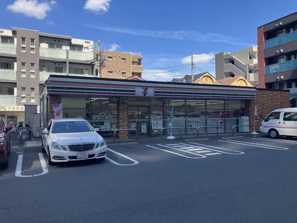徒歩6分。24時間営業。ホットスナックやスイーツ、お弁当、惣菜、酒類を含む飲料、たばこなどが販売。