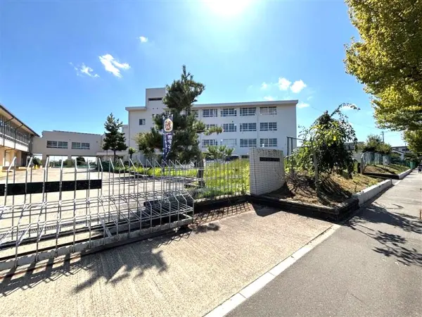 学校教育目標　明るく健康で、豊かな心と創造力を持ち、共に学び高めあう生徒の育成