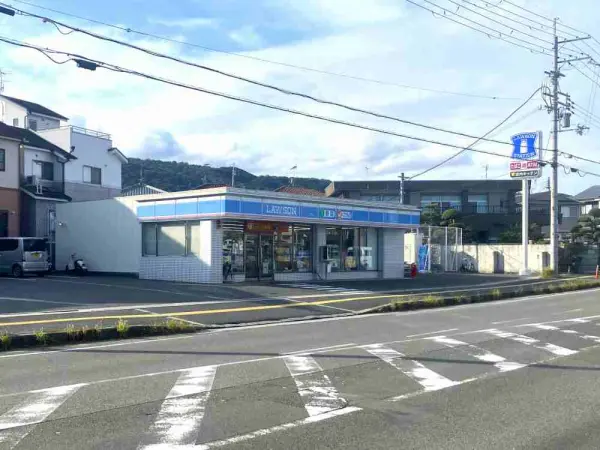 ローソン大和郡山新町店まで約13分です。
駐車場があるため、お車でのアクセスも可能です。