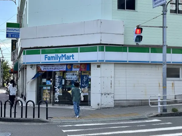 ファミリーマートJR鷹取駅前店までは徒歩3分の好立地となっております。