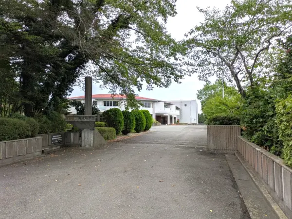 学校教育目標 自主性に富み、心身ともに健康で、礼儀正しく情操豊かな生徒の育成